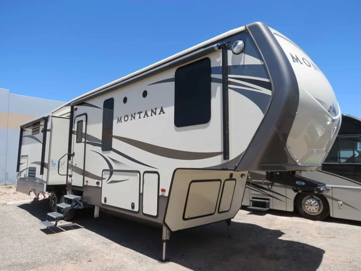 2017 Keystone Montana 3160RL - Photo 2