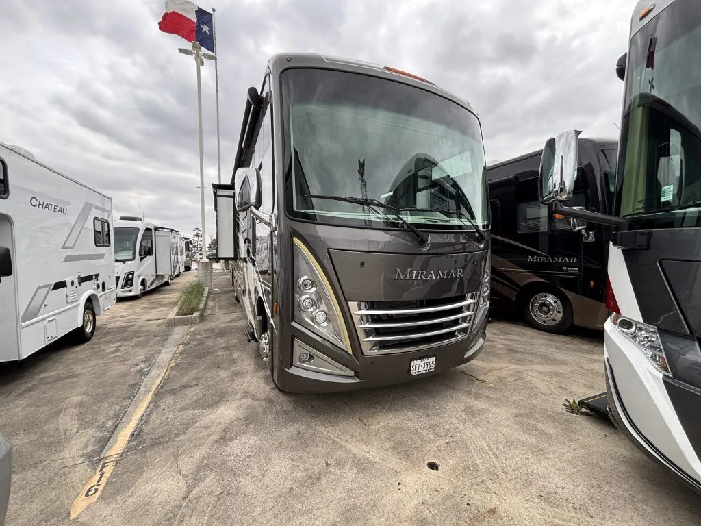 2022 Thor Motor Coach Miramar 37.1 - Photo 2