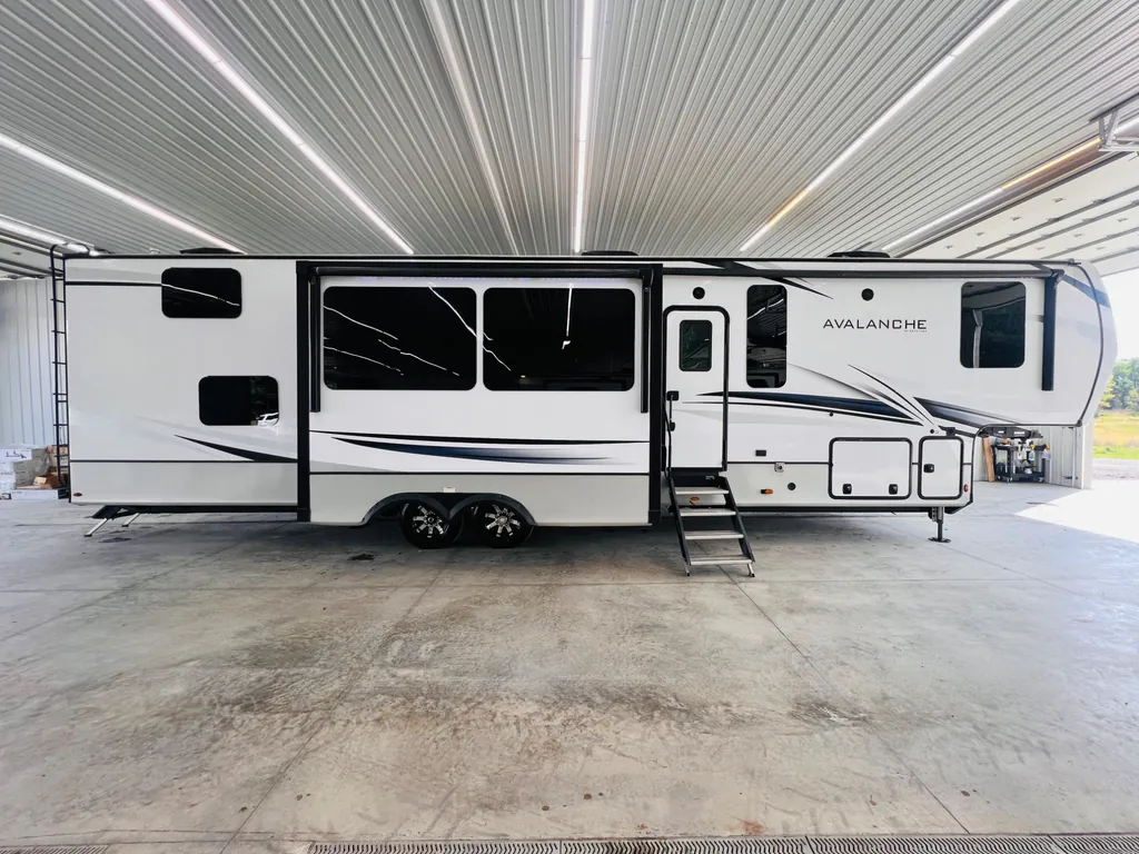 2023 Keystone Avalanche 390DS, Photos photo 7