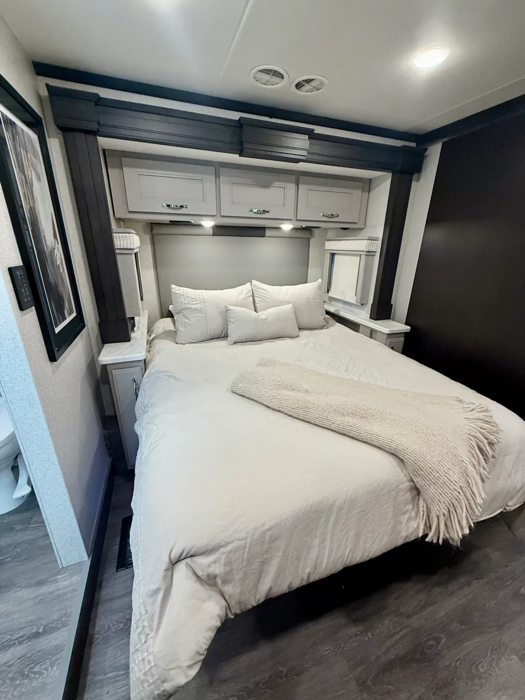 2024 Thor Motor Coach Riviera 39BH, Photos photo 17