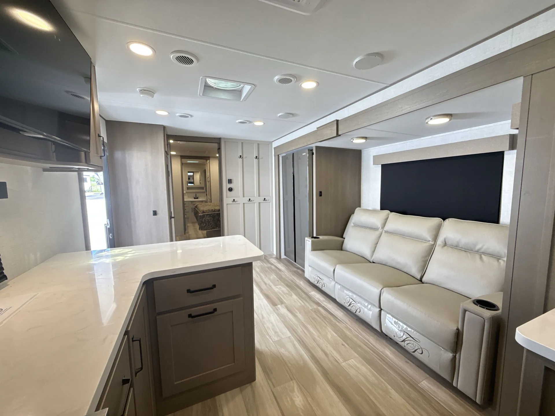 2025 Grand Design Reflection 322FKTS — living area main
