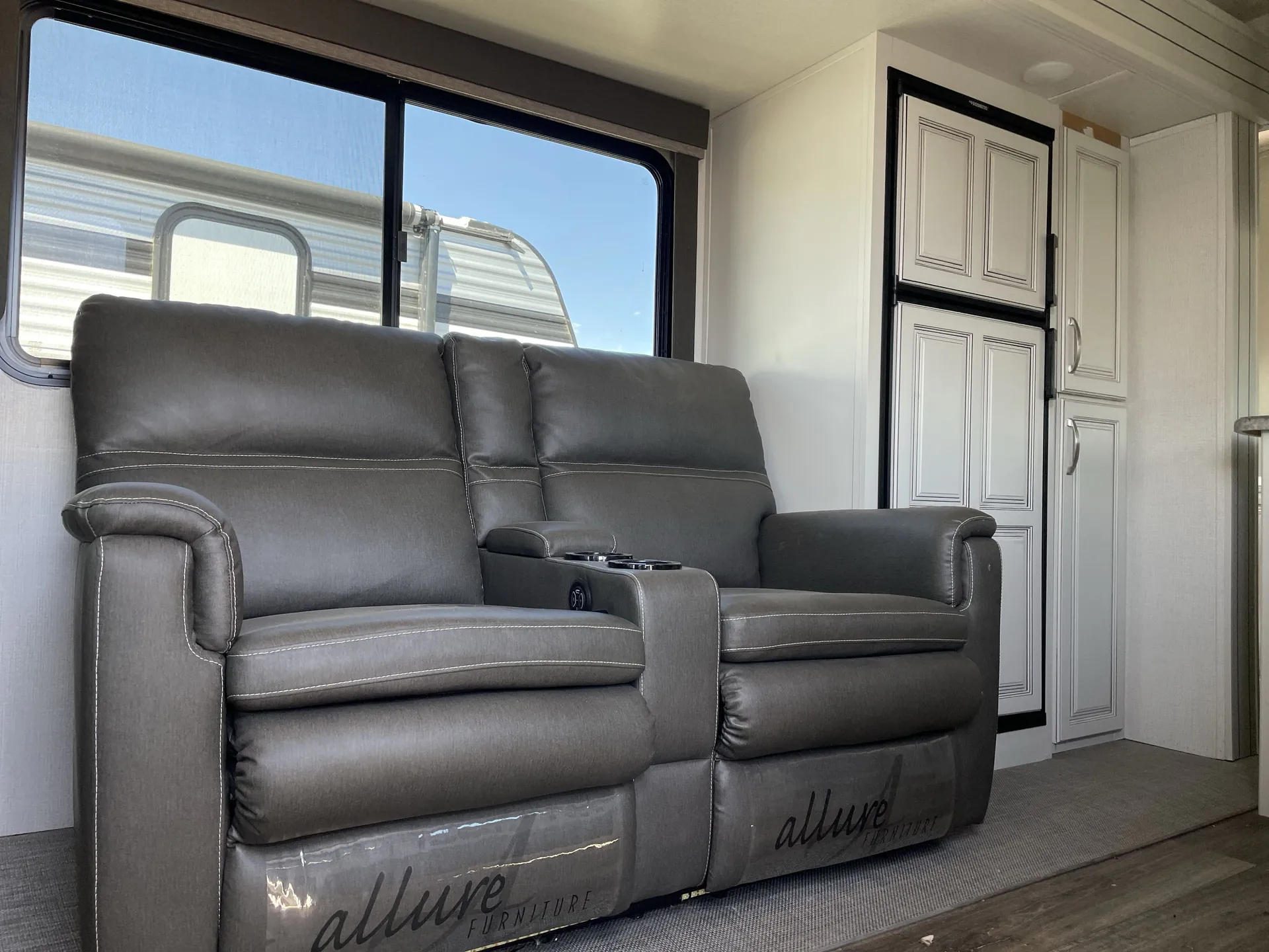 2022 Keystone Cougar Half-Ton 25RDS — living area main