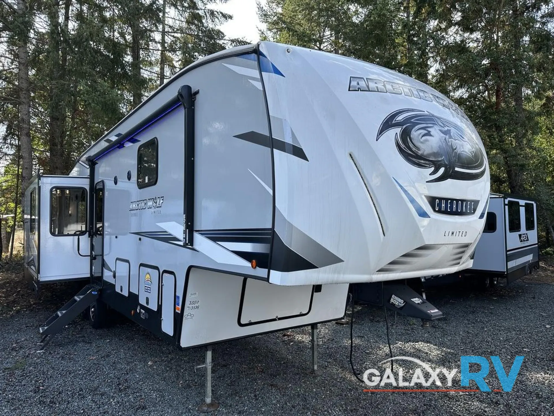 2022 Forest River Cherokee Arctic Wolf 3550 SUITE - Photo 3