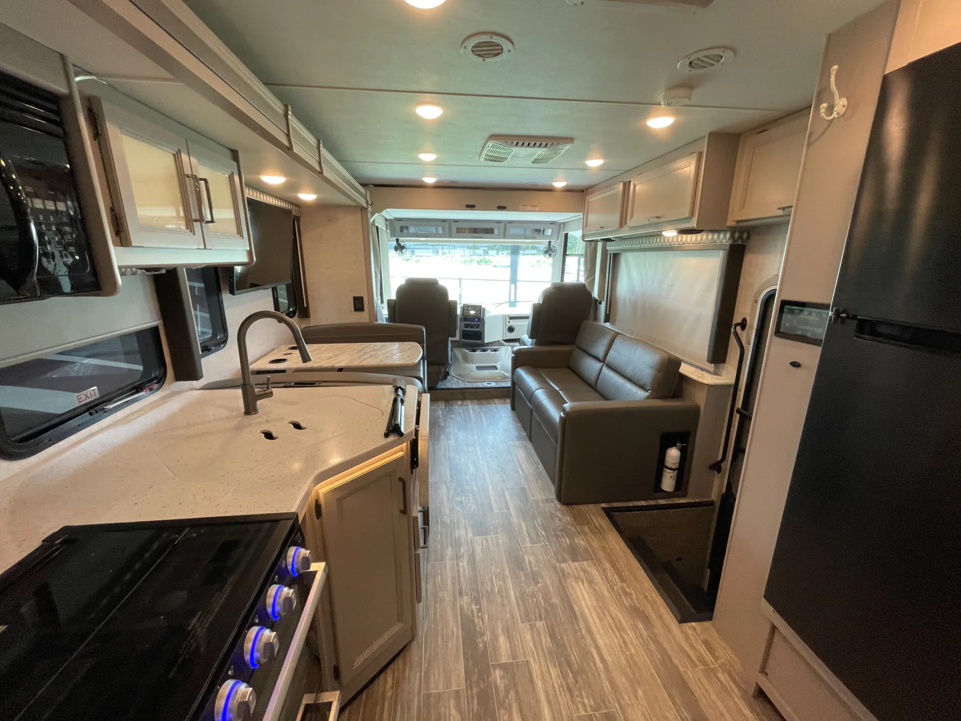 2023 Thor Motor Coach Hurricane 31C - Photo 3