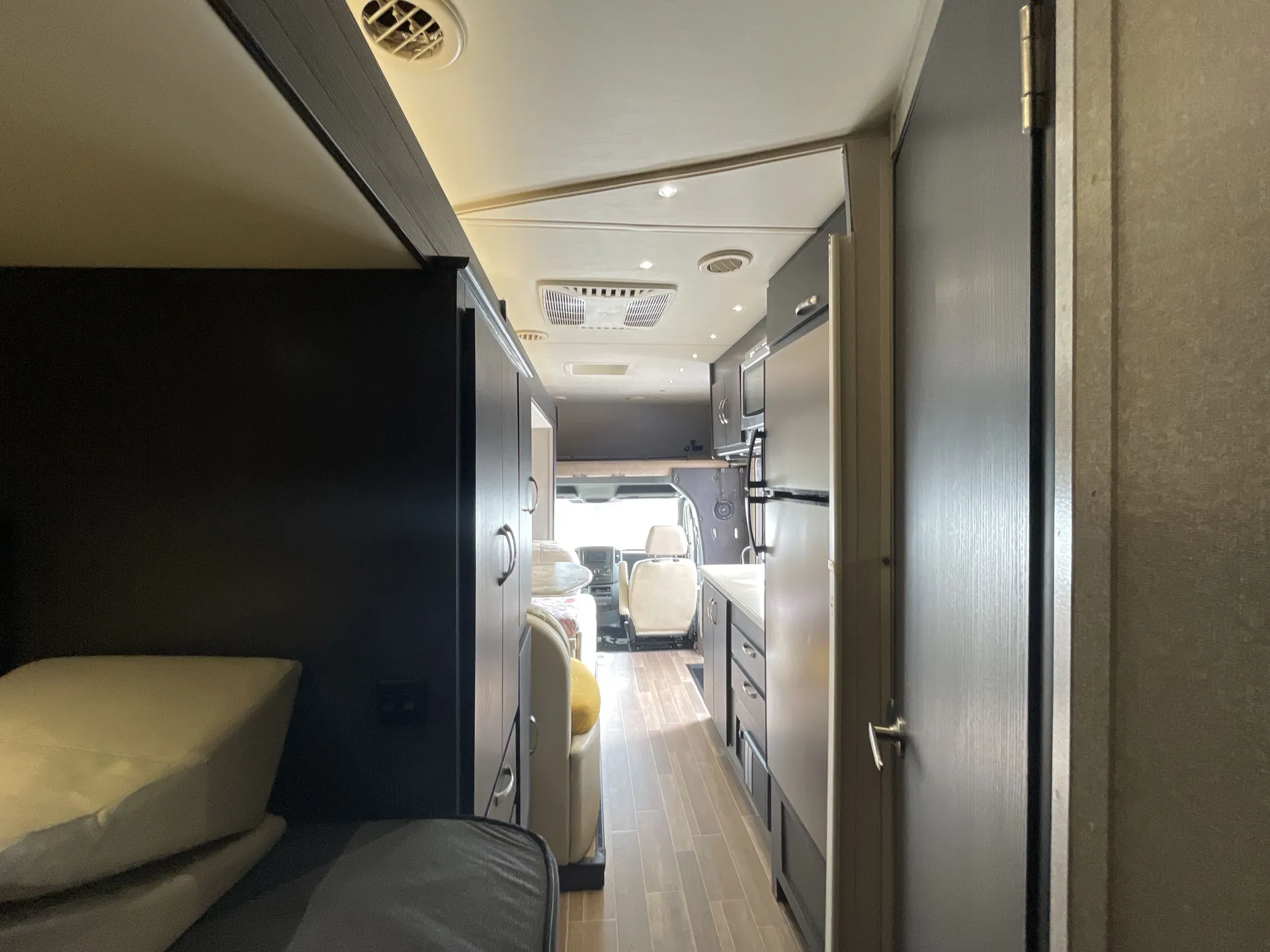 2019 dynamax Isata 3 24FW — living area main