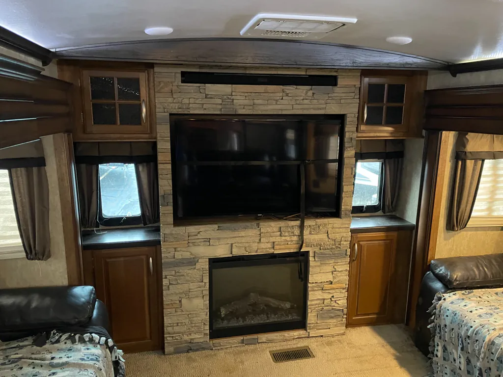 2015 Keystone Montana 3100RL, Photos photo 4