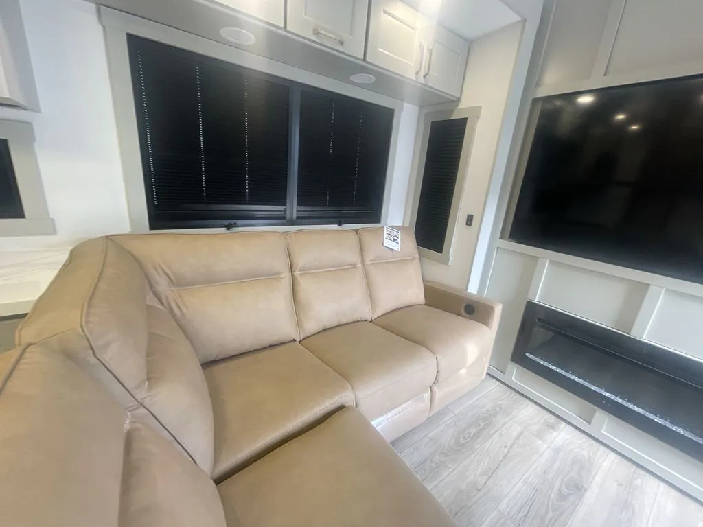 2026 Brinkley Model G 3950, Photos photo 6