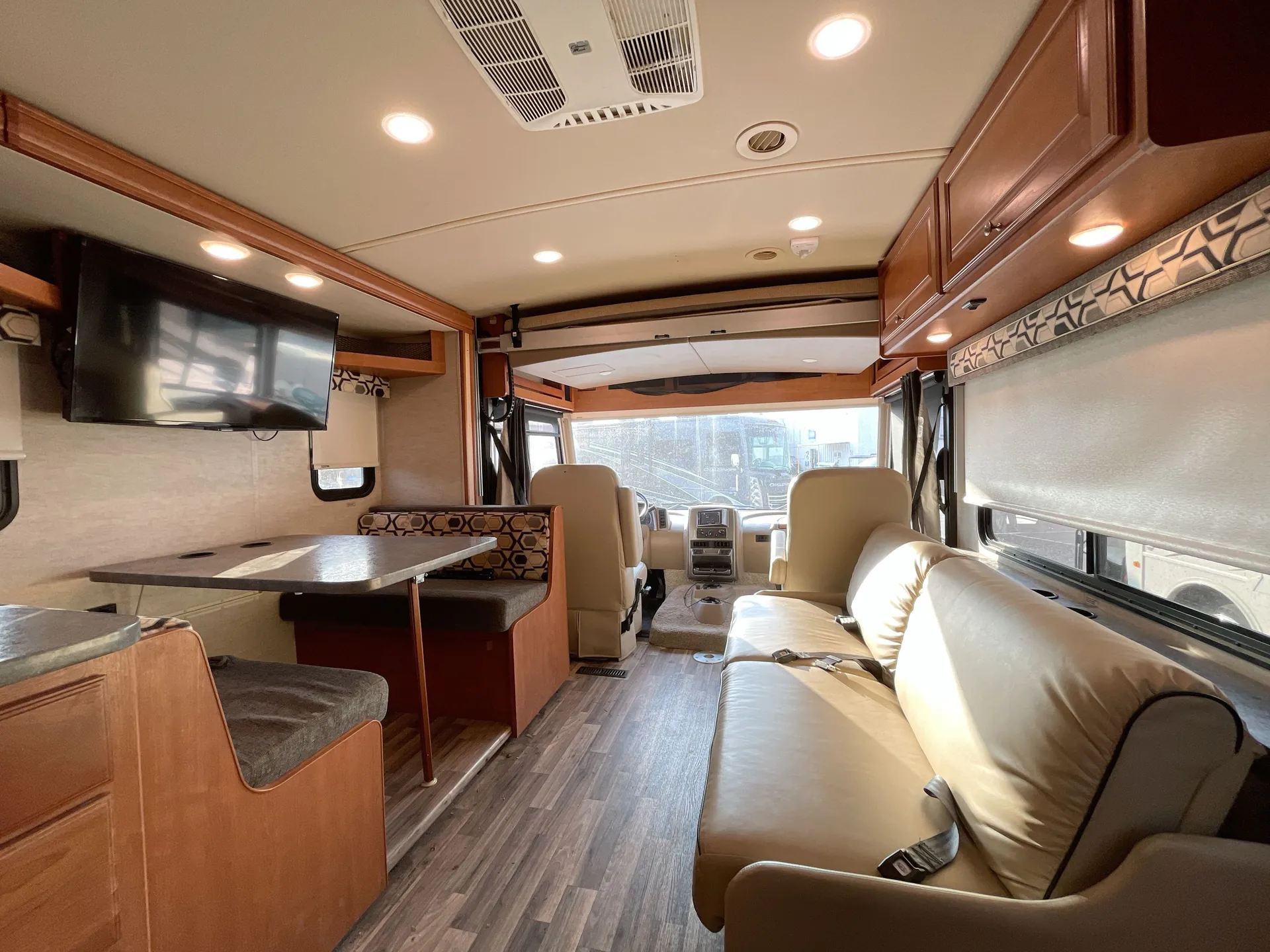 2018 Winnebago Vista 27P — living area main