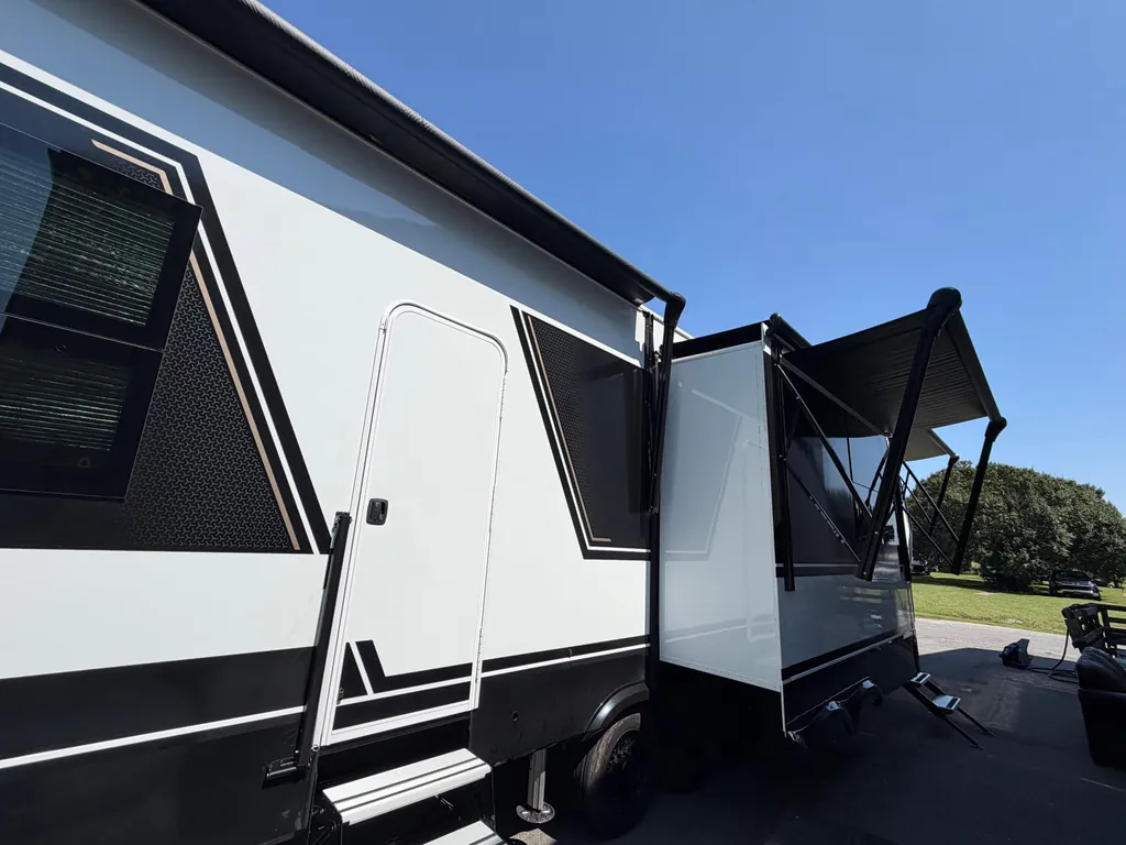 2026 Brinkley Model G 3970, Photos photo 6