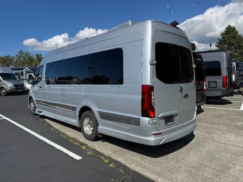 2023 Grech RV STRADA-ion AWD LOUNGE - Photo 3