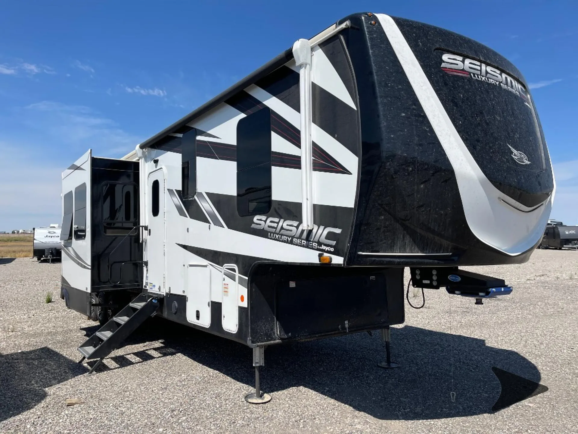 2023 Jayco Seismic Luxury Series 3815 - Photo 2