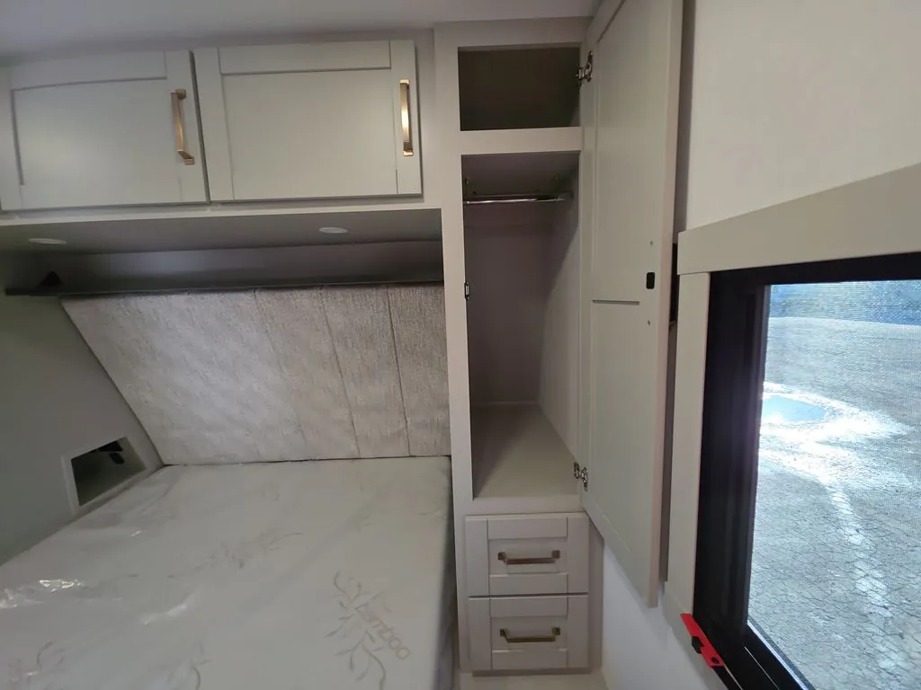 2026 Brinkley Model Z Air 297, Photos photo 11