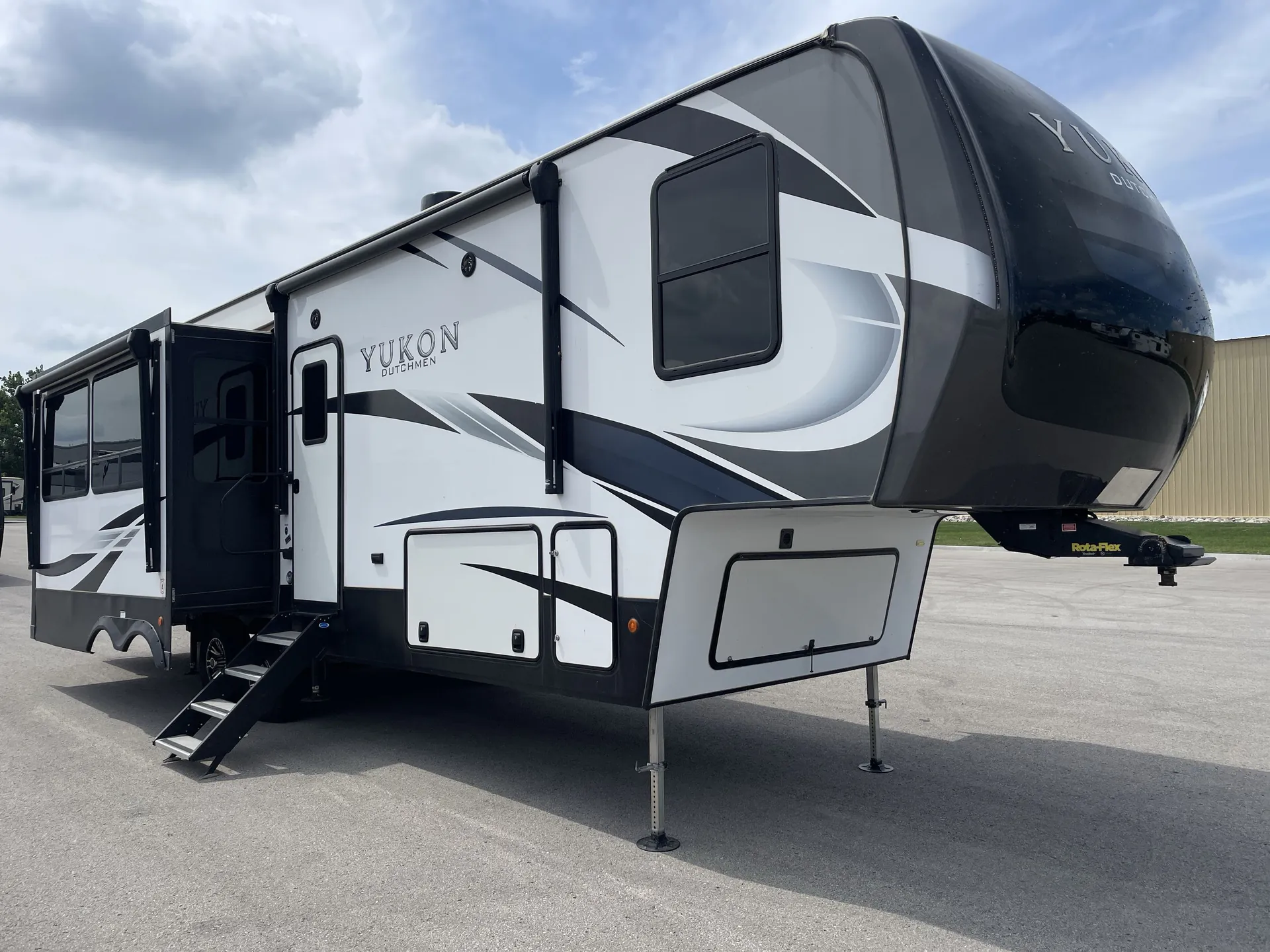 2021 Dutchmen Yukon 320RL - Photo 2