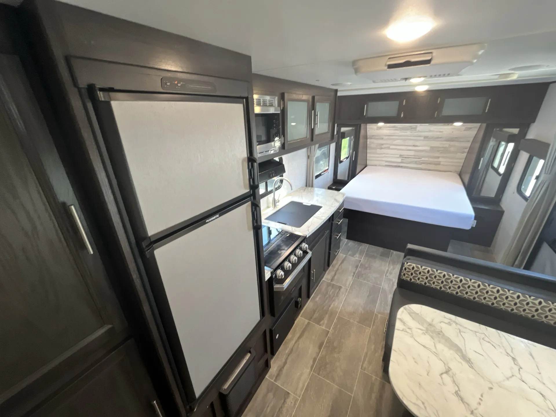 2020 dutchmen Kodiak 227BH — living area main