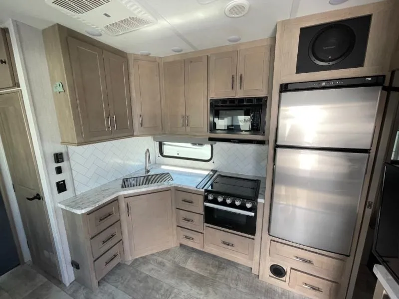 2023 Grand Design Momentum G-Class 31G - Photo 3