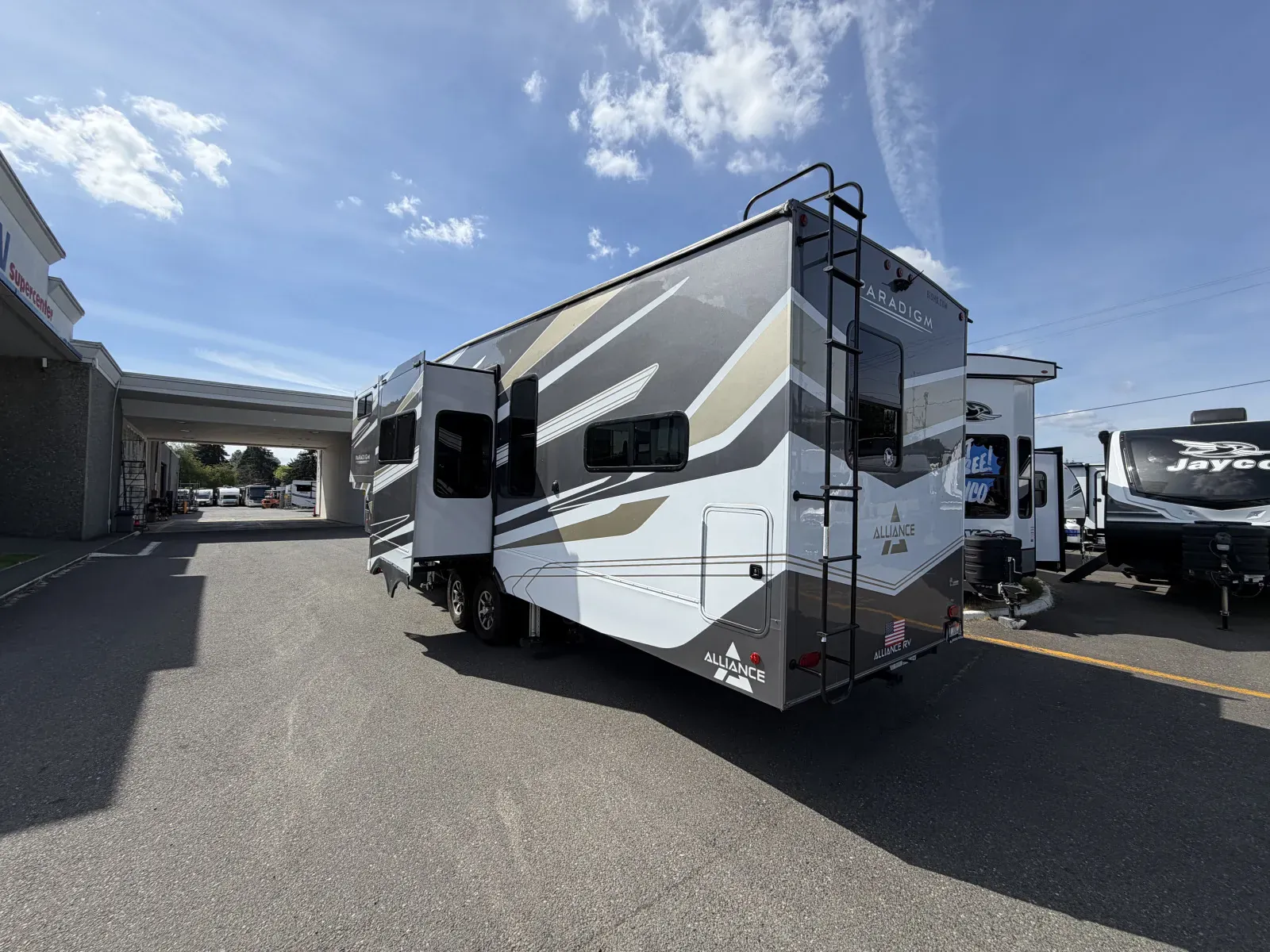 2023 Alliance RV Paradigm 382RK - Photo 4