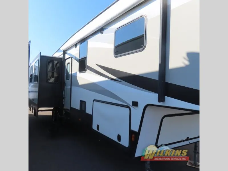 2015 Keystone RV Laredo 355RLS - Photo 4