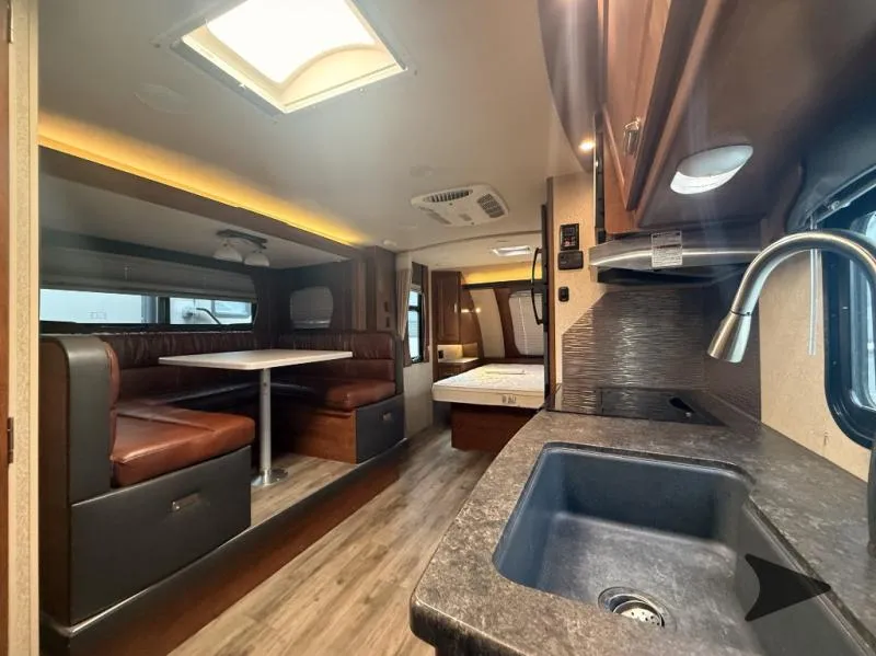 2018 Lance Lance Travel Trailers Used    1995 - Photo 2
