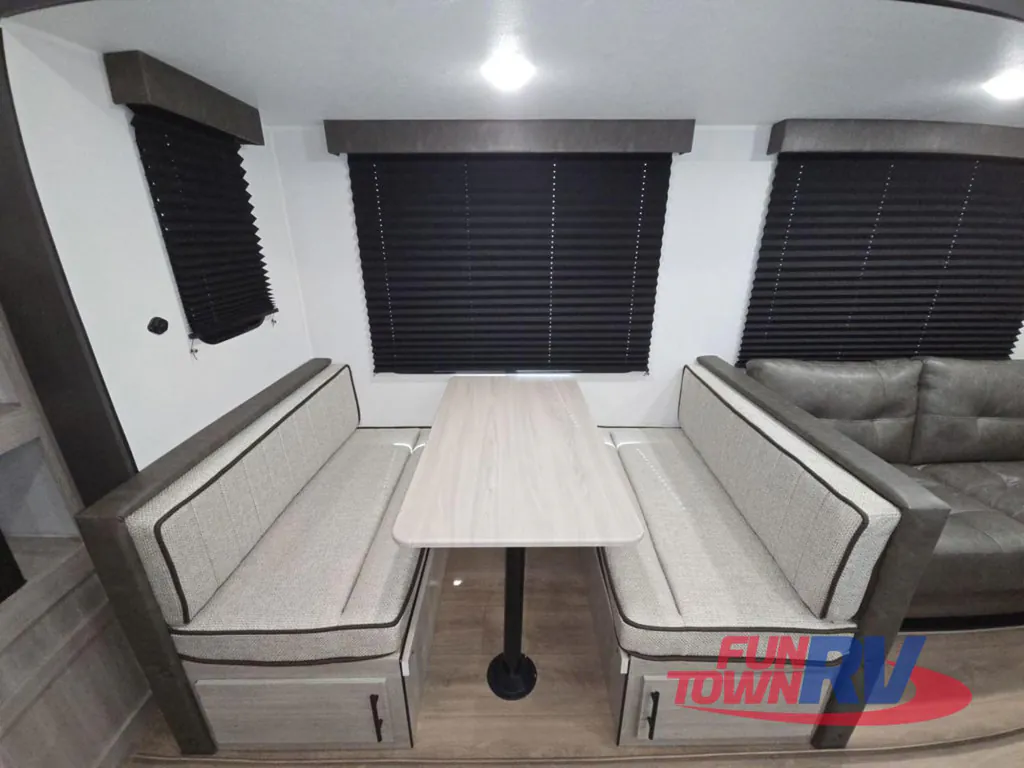 2027 East to West Della Terra 280BH, Photos photo 16