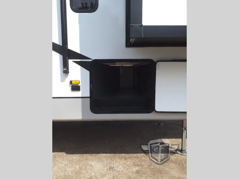 2023 Coachmen Chaparral 334FL - Photo 4