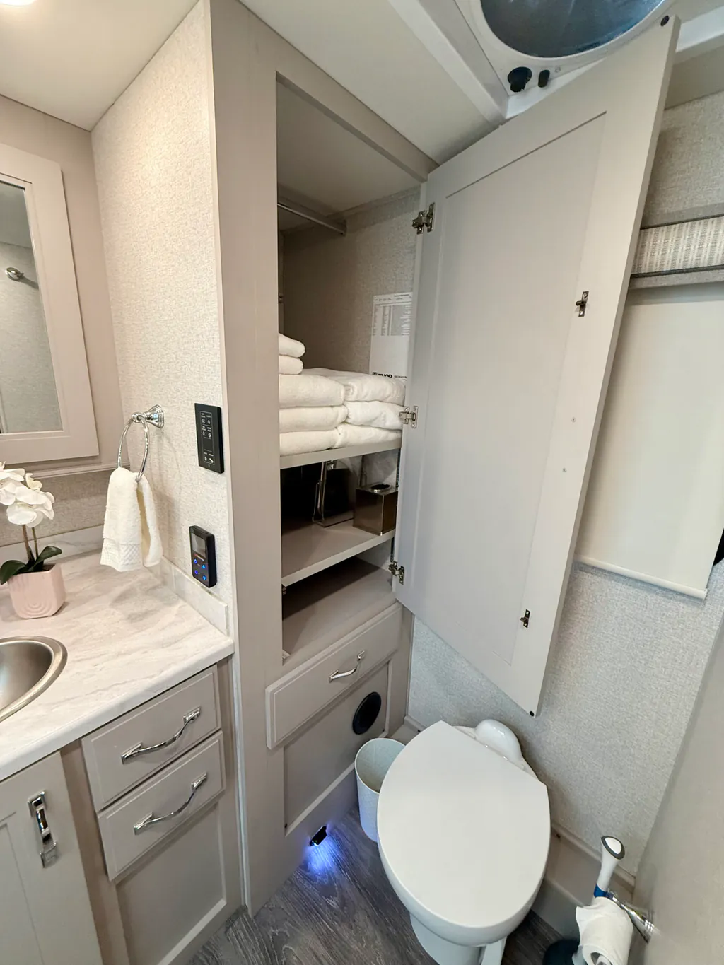 2024 Thor Motor Coach Riviera 39BH, Photos photo 24