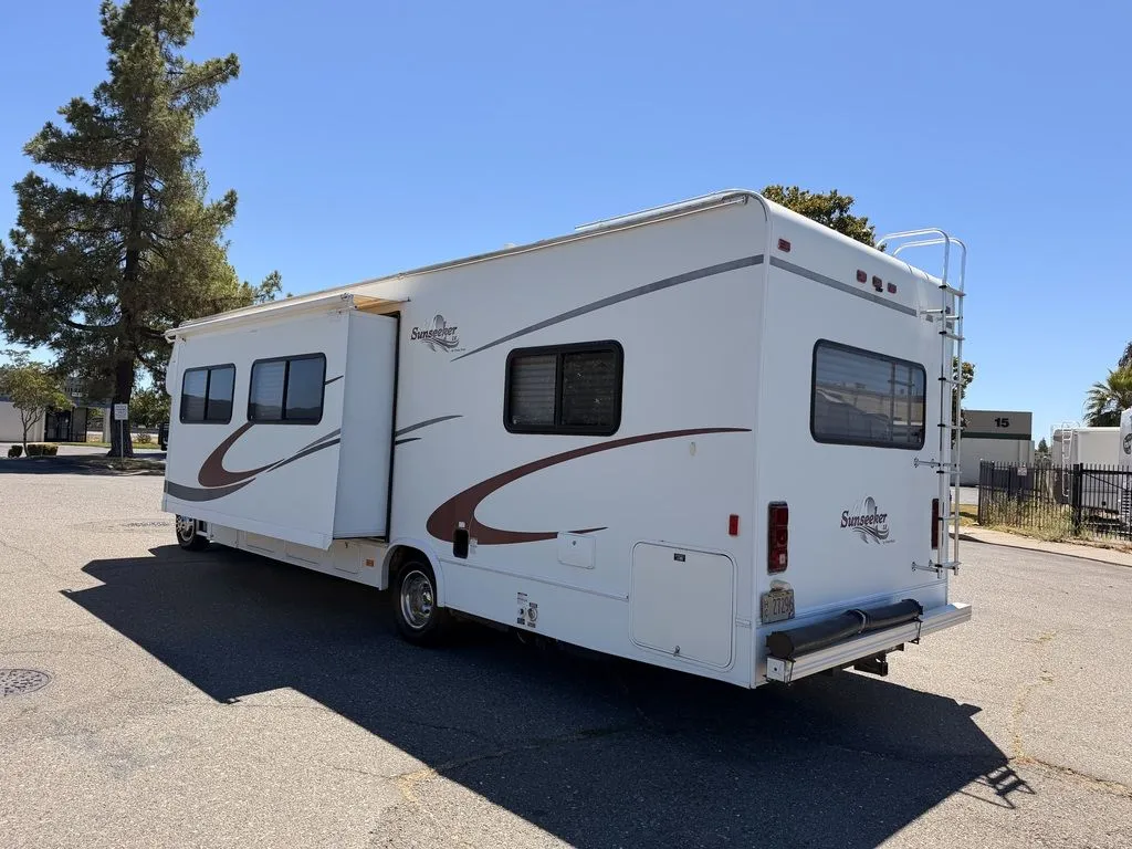 2004 FOREST RIVER SUNSEEKER 3100S - Photo 4