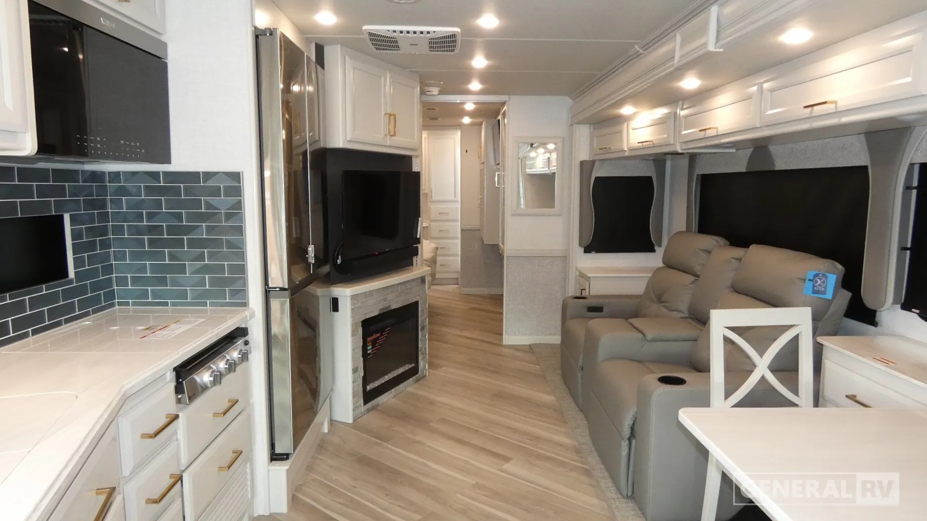 2026 Fleetwood Bounder 35K - Photo 3