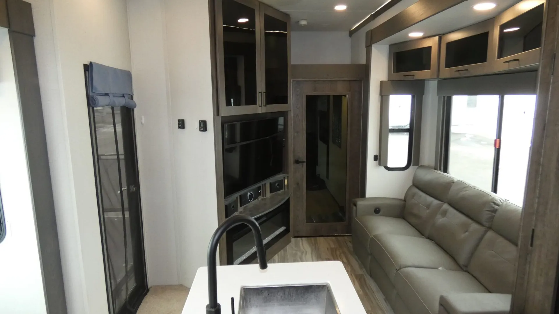 2023 Alliance RV Valor 42V13 - Photo 3