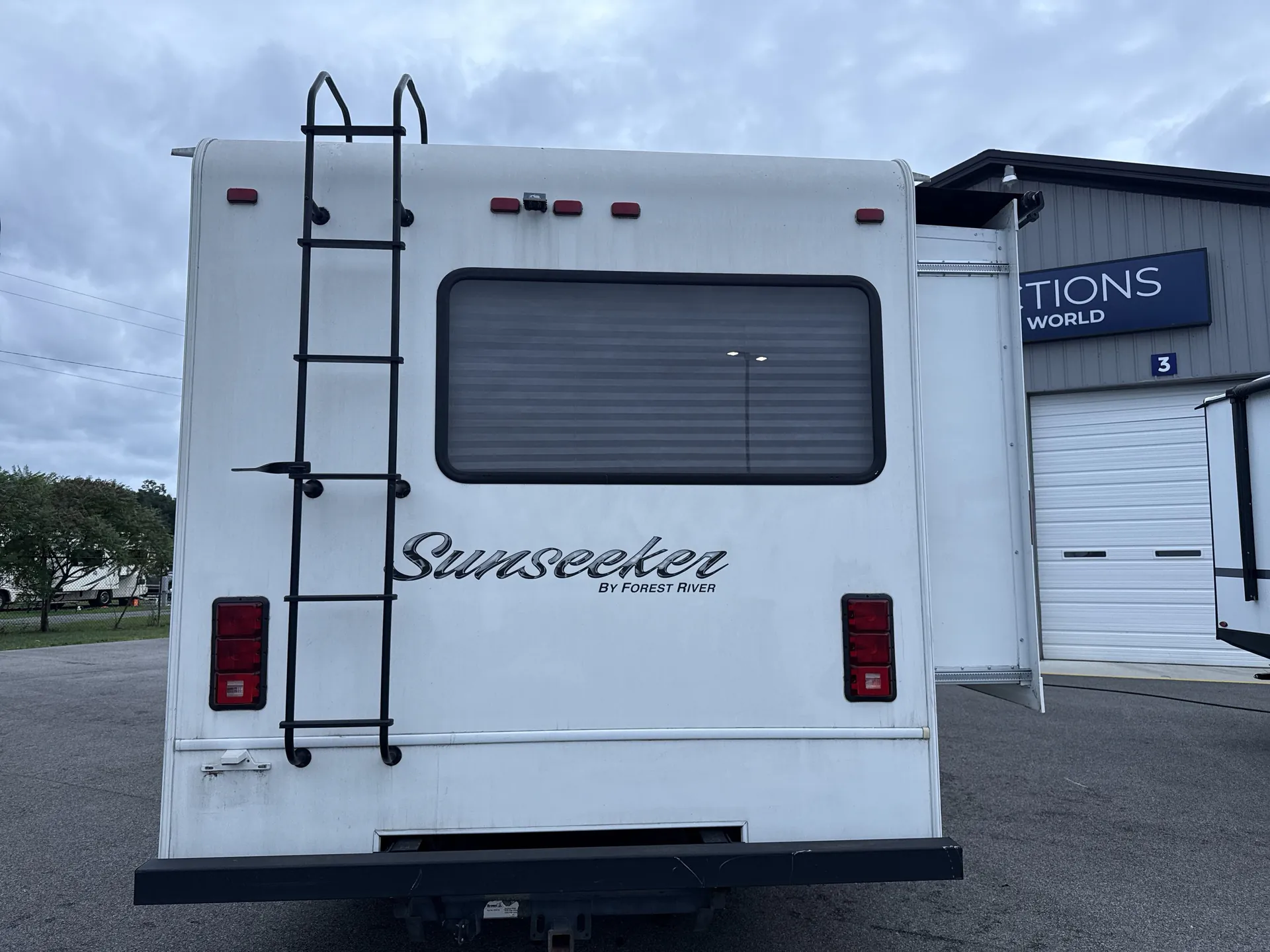 2015 Forest River Sunseeker 3170DS — backside