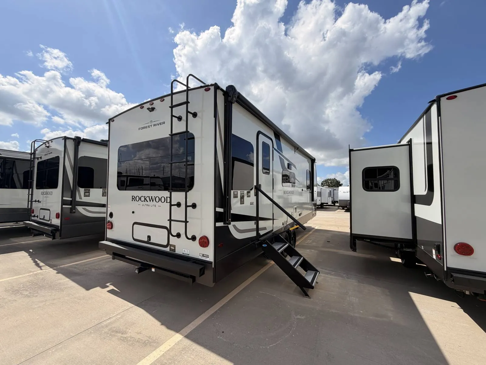 2027 Forest River Rockwood Ultra Lite 302RDT - Photo 4