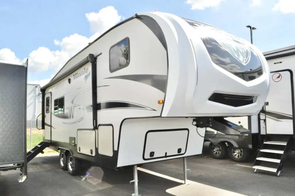 2018 Winnebago Minnie Plus 25RKS - Photo 2