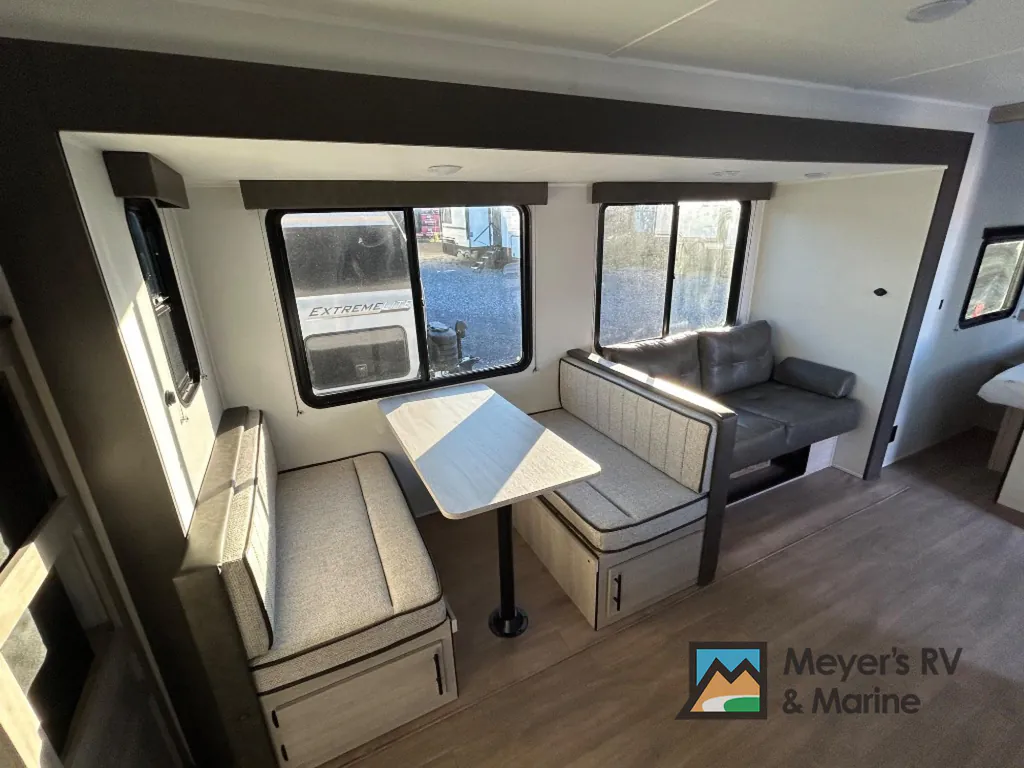 2027 East to West Della Terra 280BH, Photos photo 9