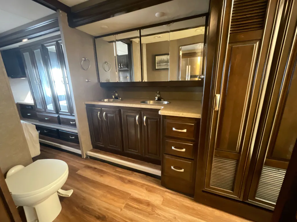 2017 Thor Motor Coach Challenger 37YT, Photos photo 16