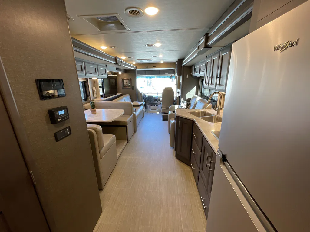 2022 Thor Motor Coach Challenger 35MQ, Photos photo 2