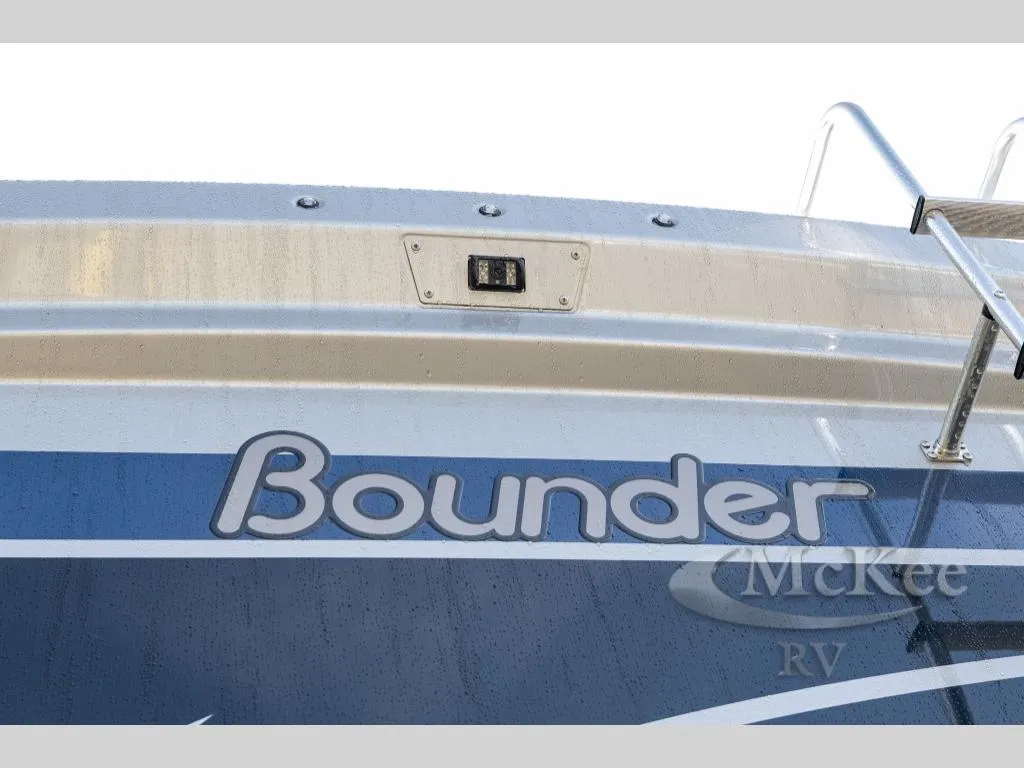 2027 Fleetwood Bounder 35K - Photo 4