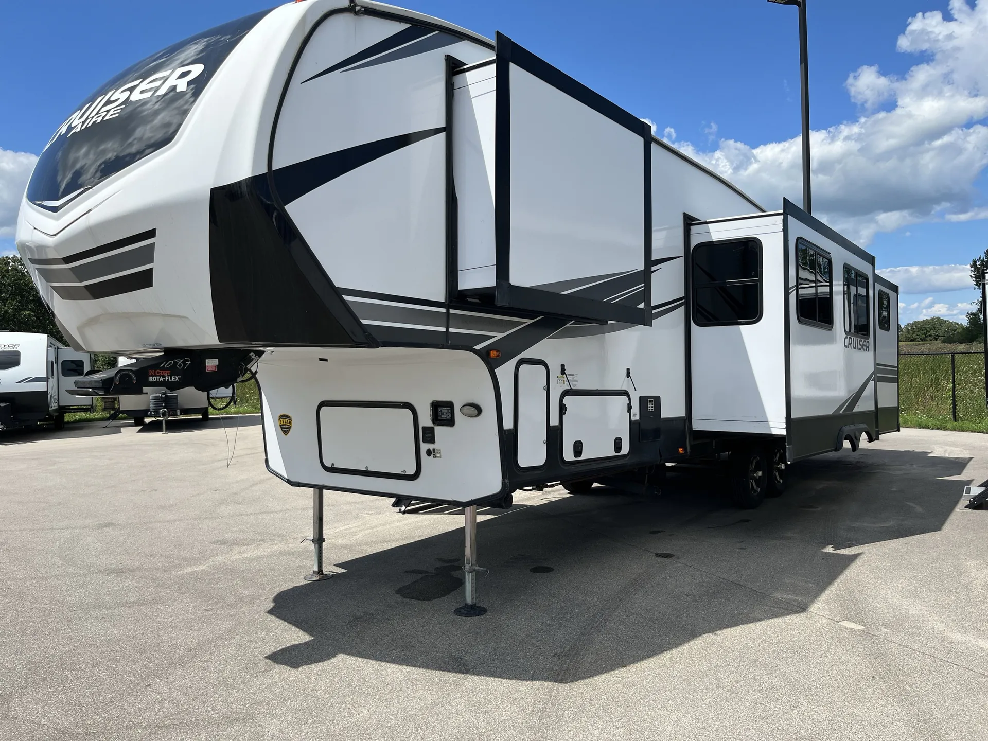 2022 CrossRoads Cruiser 32BH — living area main