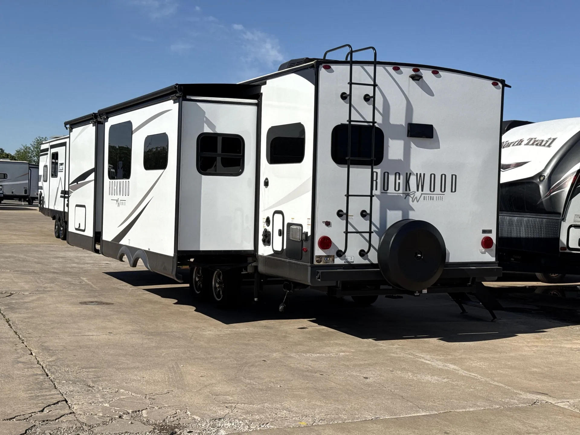 2025 Forest River Rockwood Ultra Lite 2614BS — off campside