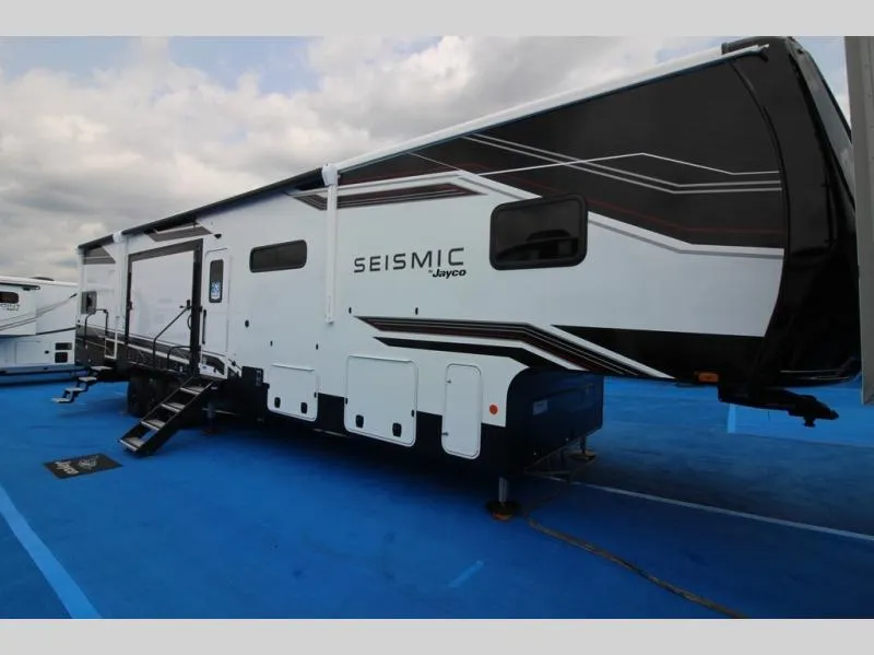 2026 Jayco Seismic 413 - Photo 3