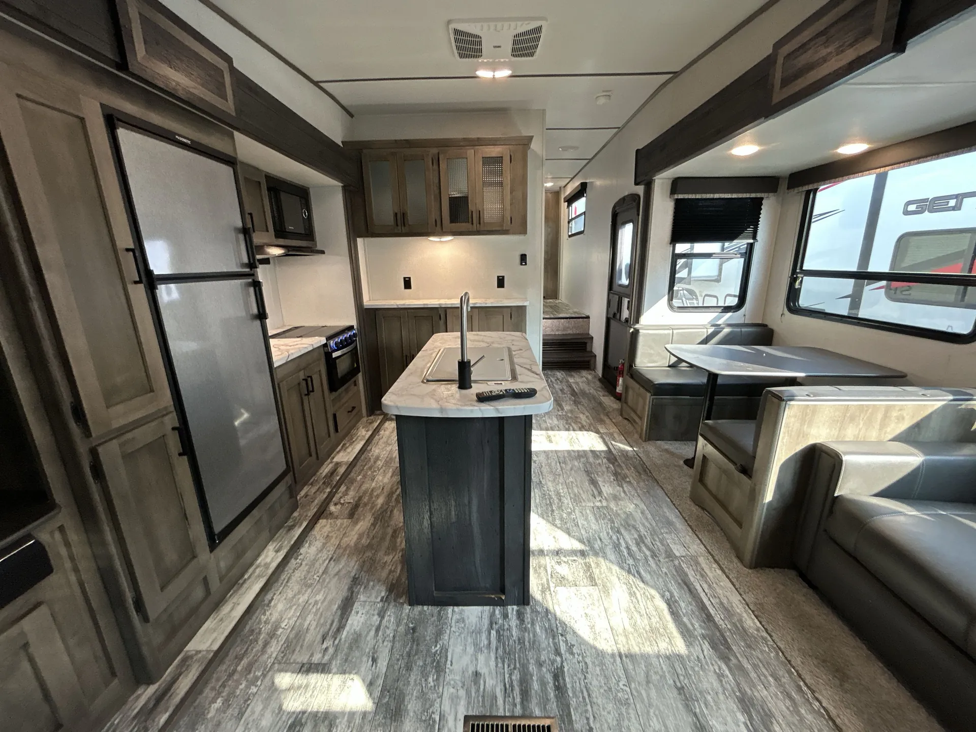 2021 Keystone Sprinter Campfire 31MB — living area main
