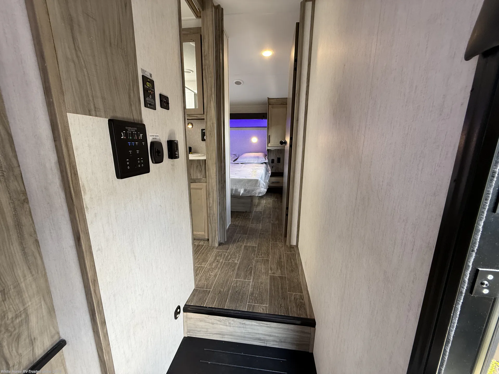 2022 Forest River Cherokee Arctic Wolf 321BH — Photo 5
