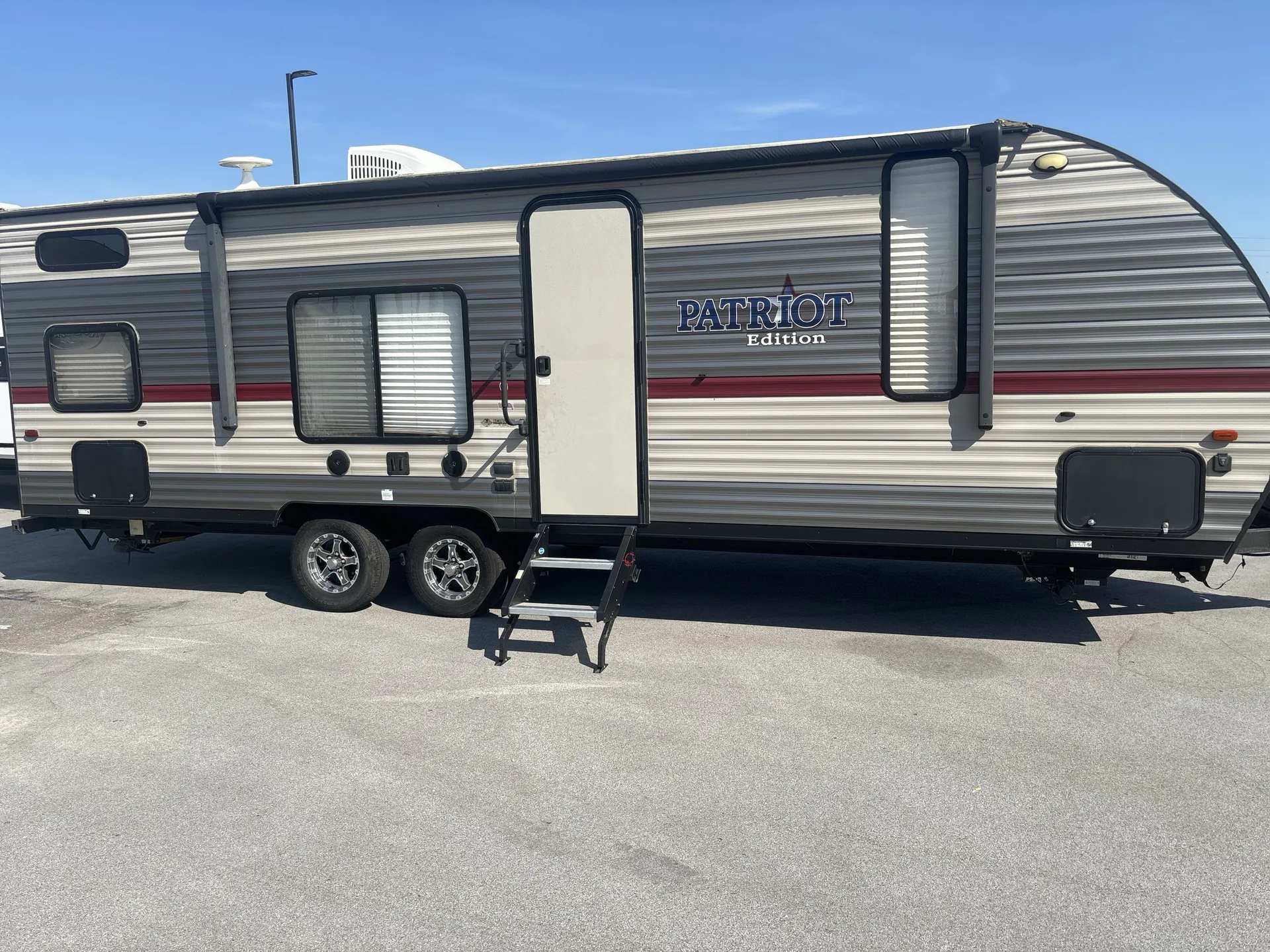 2019 Forest River Cherokee Grey Wolf 26DJSE — campside