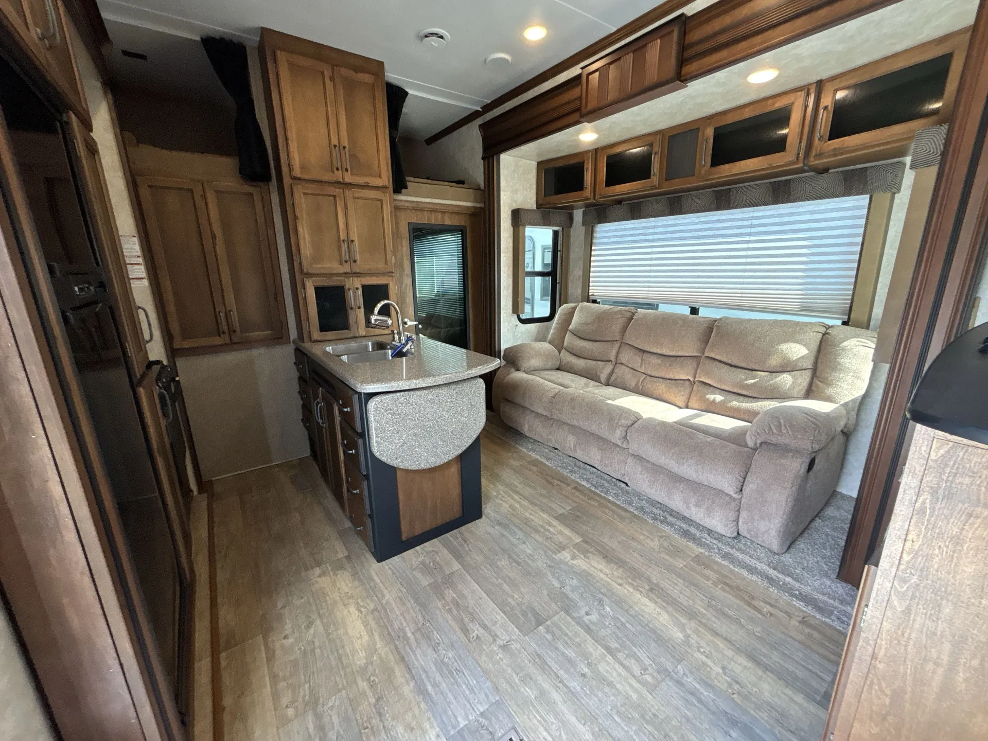 2016 Keystone Carbon 27 — living area main