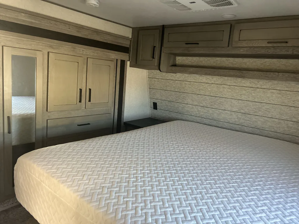 2020 Keystone Raptor 423, Photos photo 15