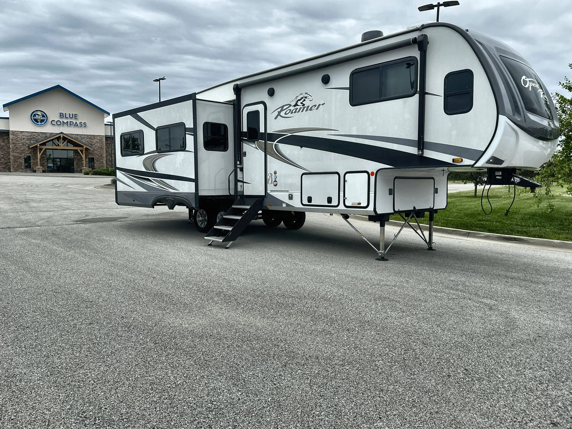 2022 Highland Ridge Roamer RF294RLS - Photo 2
