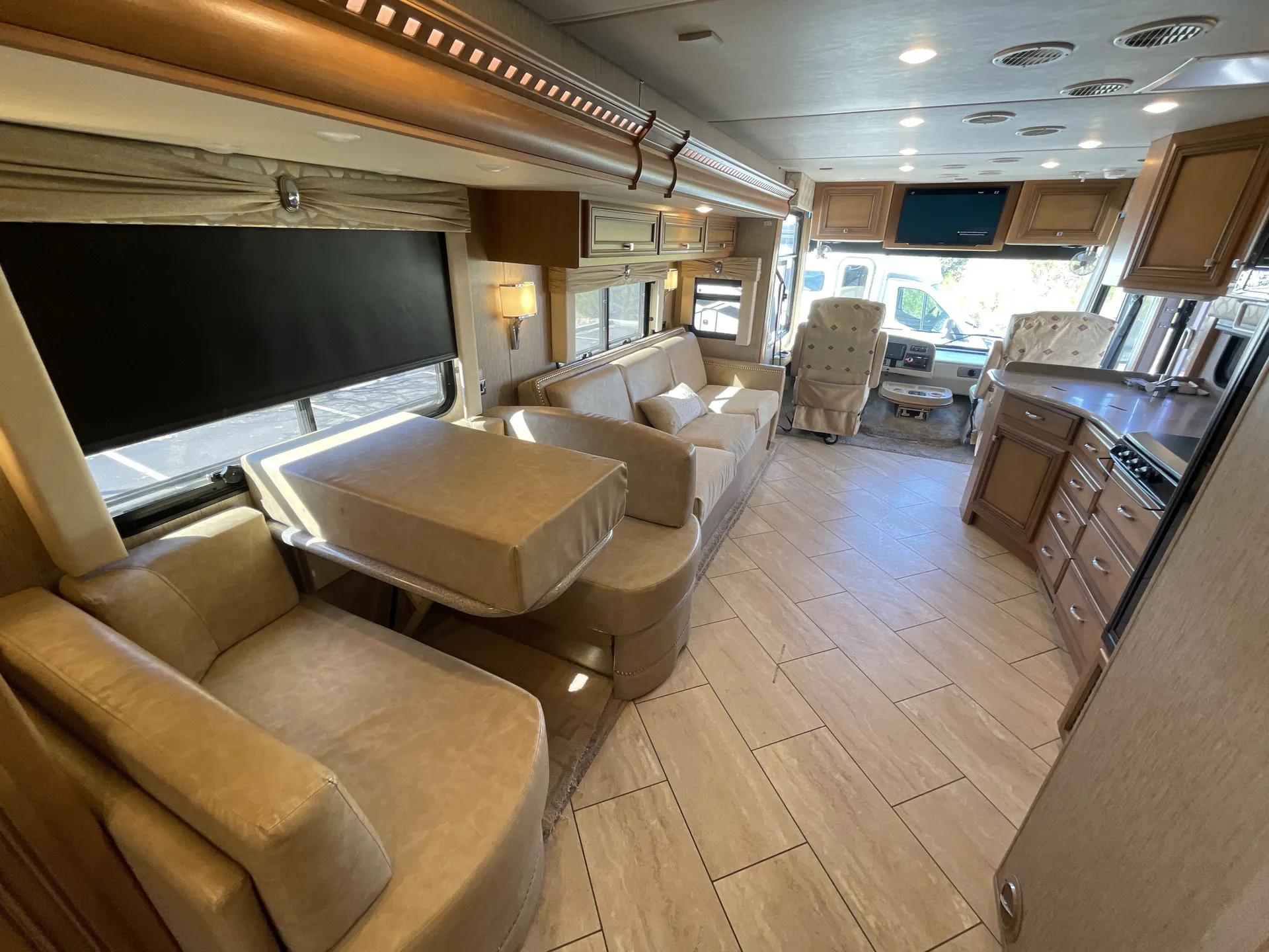 2017 newmar Bay Star 3124 — living area main