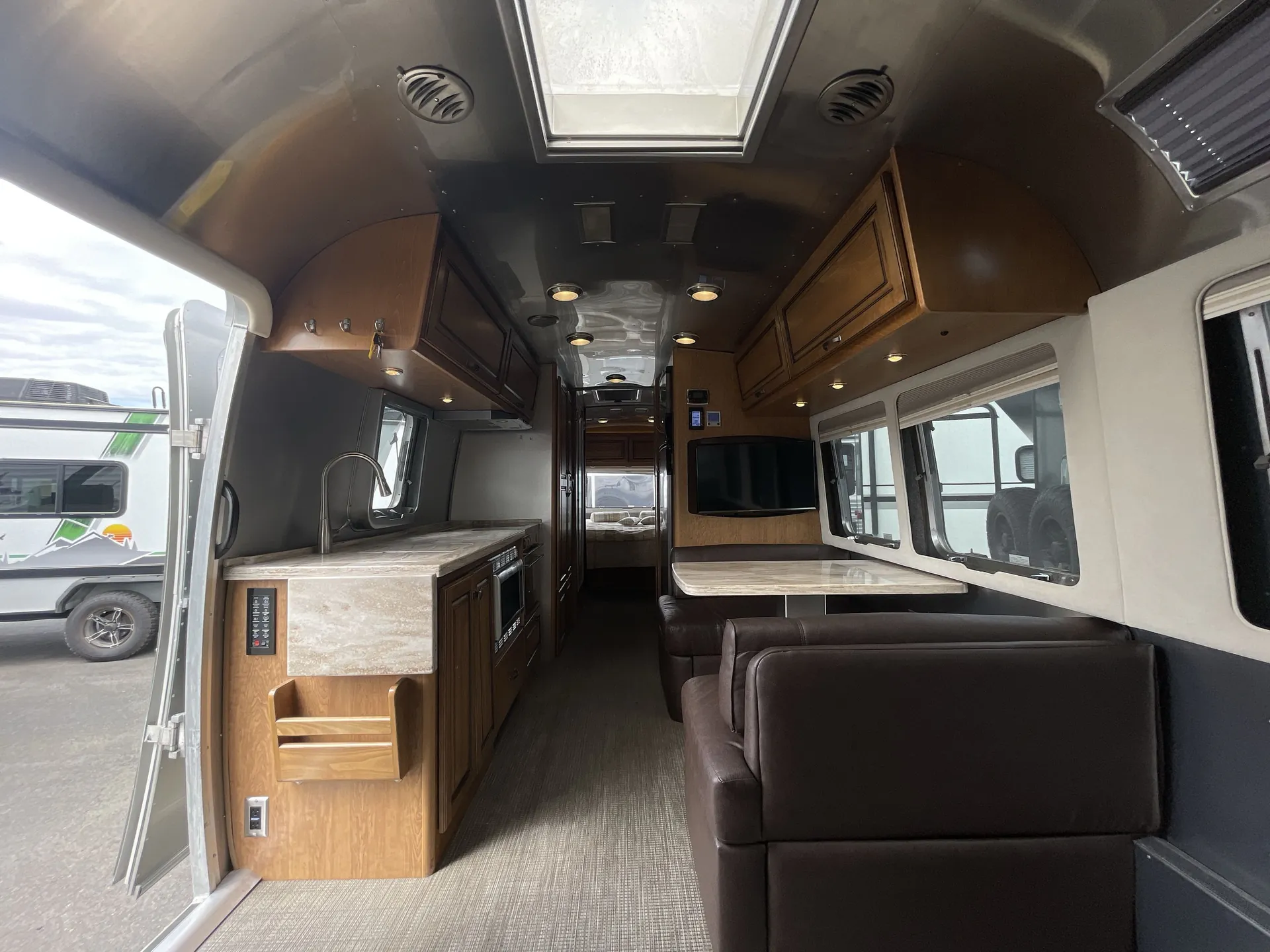 2017 airstream Classic 30 — living area main