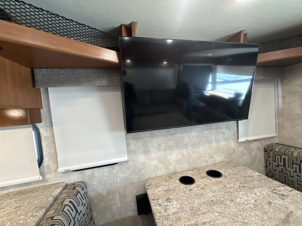2019 Winnebago Sunstar 27P, Photos photo 14