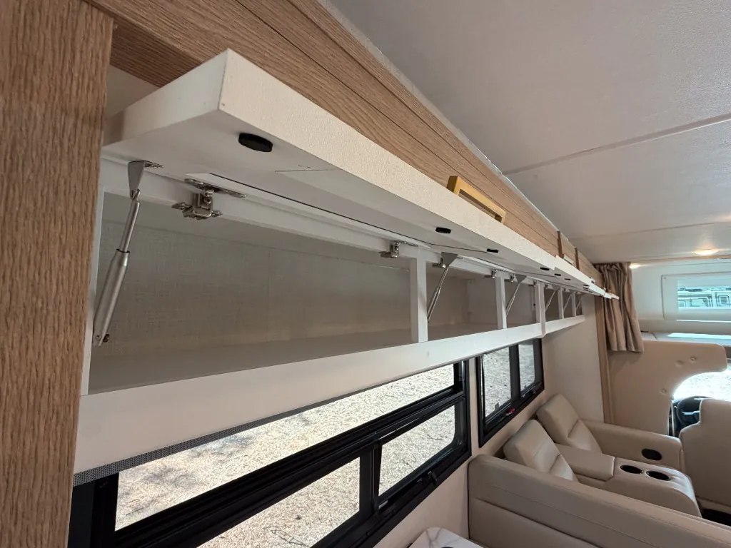 2027 Thor Motor Coach Quantum HS31, Photos photo 15