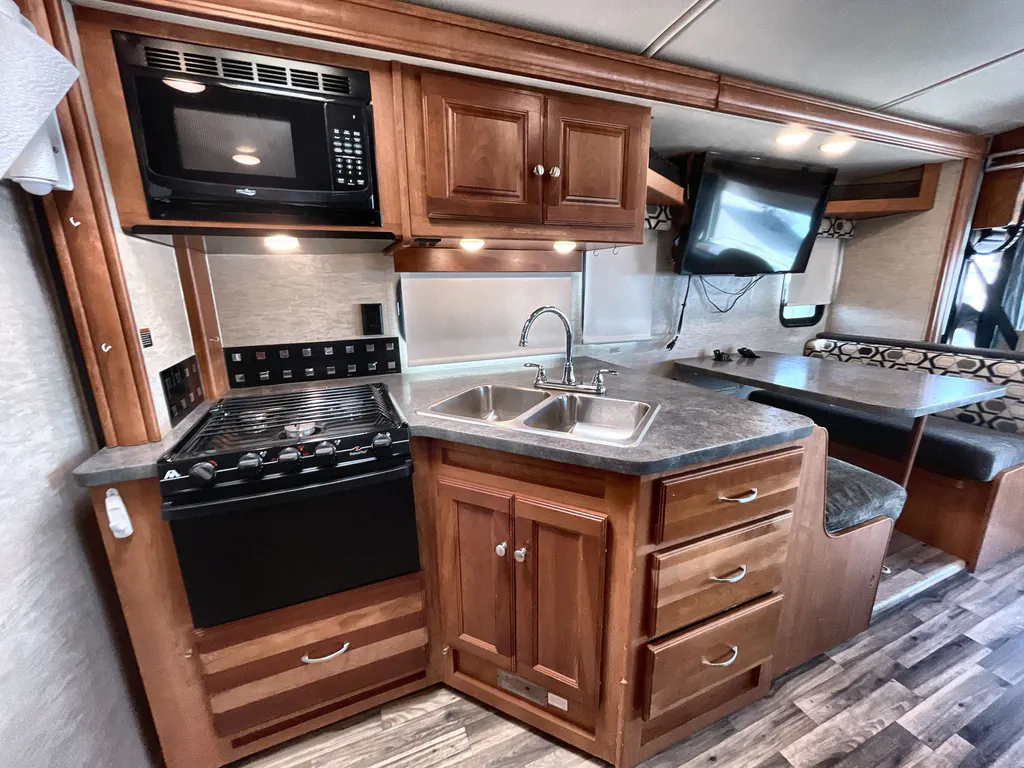 2018 Winnebago Sunstar 27P, Photos photo 12