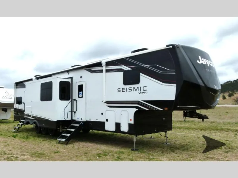 2026 Jayco Seismic 395 - Photo 4